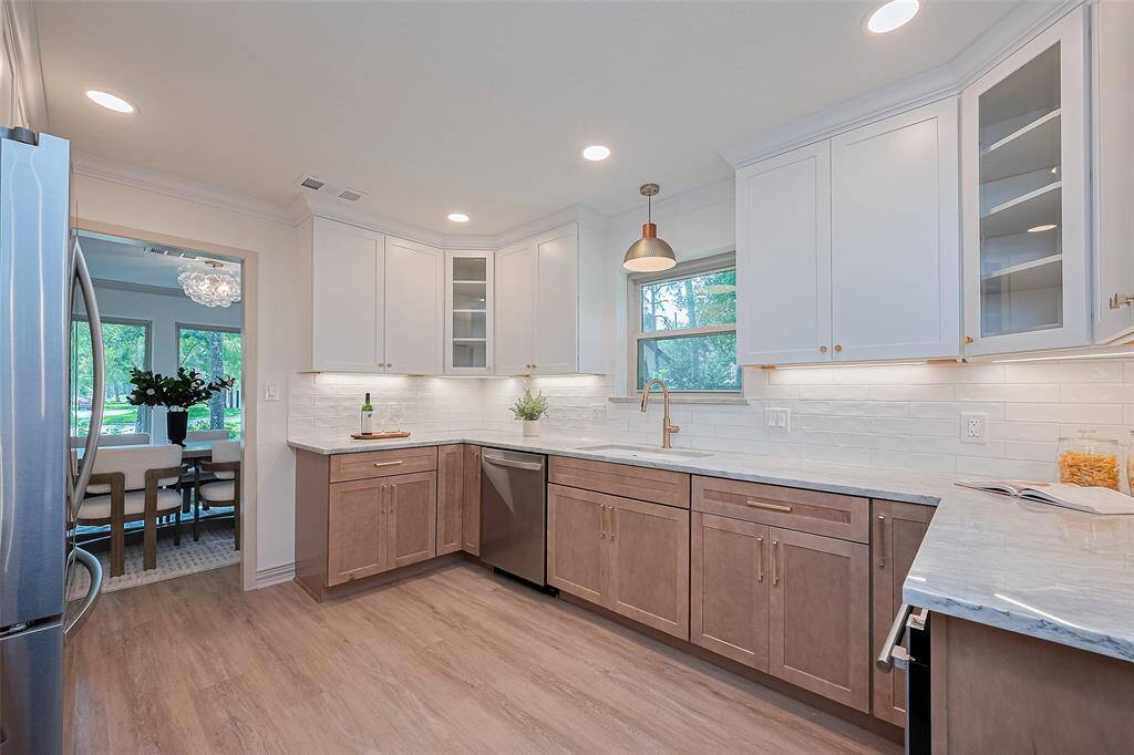 Lovely window over the sink providing plenty of natural light. Perfect for cooking and entertaining
