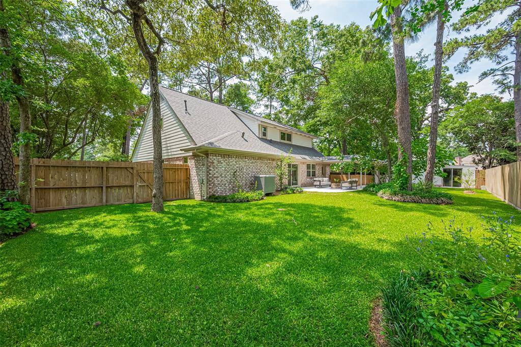 This large lot provides plenty of room for your outdoor activities. Meticulously maintained landscaping, mature trees, the area is perfect for outdoor relaxation and entertainment. A wooden fence provides privacy, enhancing the serene atmosphere.