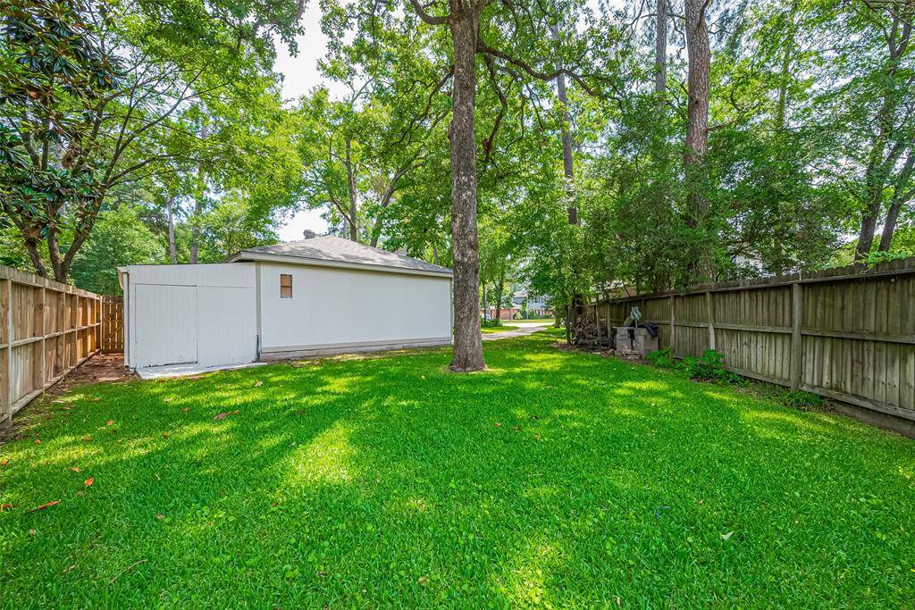 Extra side yard space opposite the garage is brilliant!!!