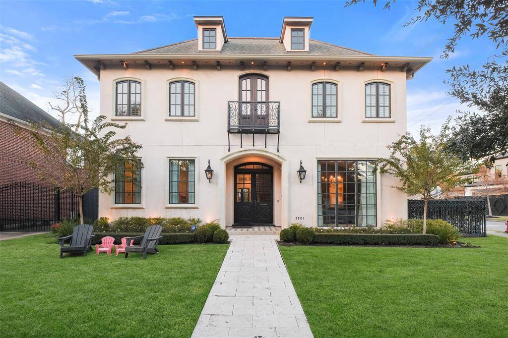 Nestled in the heart of West University, this home sits gracefully at the prominent corner of Robinhood and Wakeforest. With its enviable location and impeccable features, this home truly has it all.