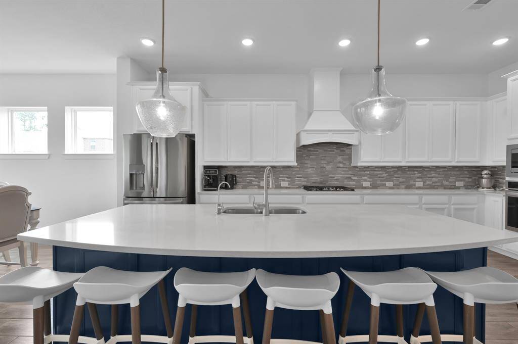 Large kitchen island complemented by an expansive breakfast/dining area. Perfect for hosting and entertaining large gatherings