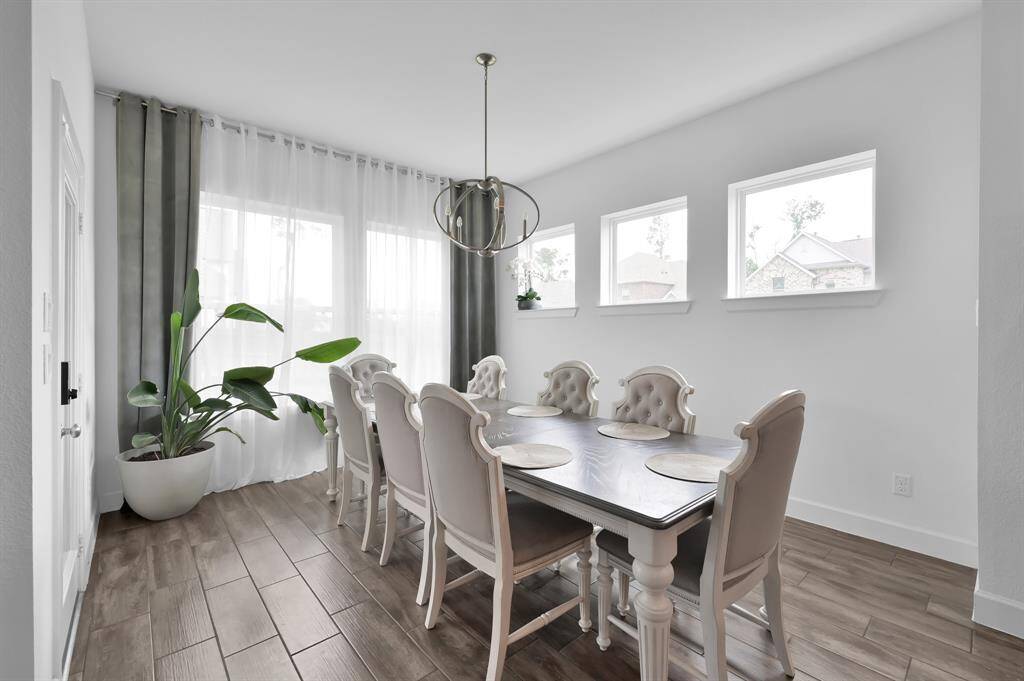 Oversized breakfast/dining area