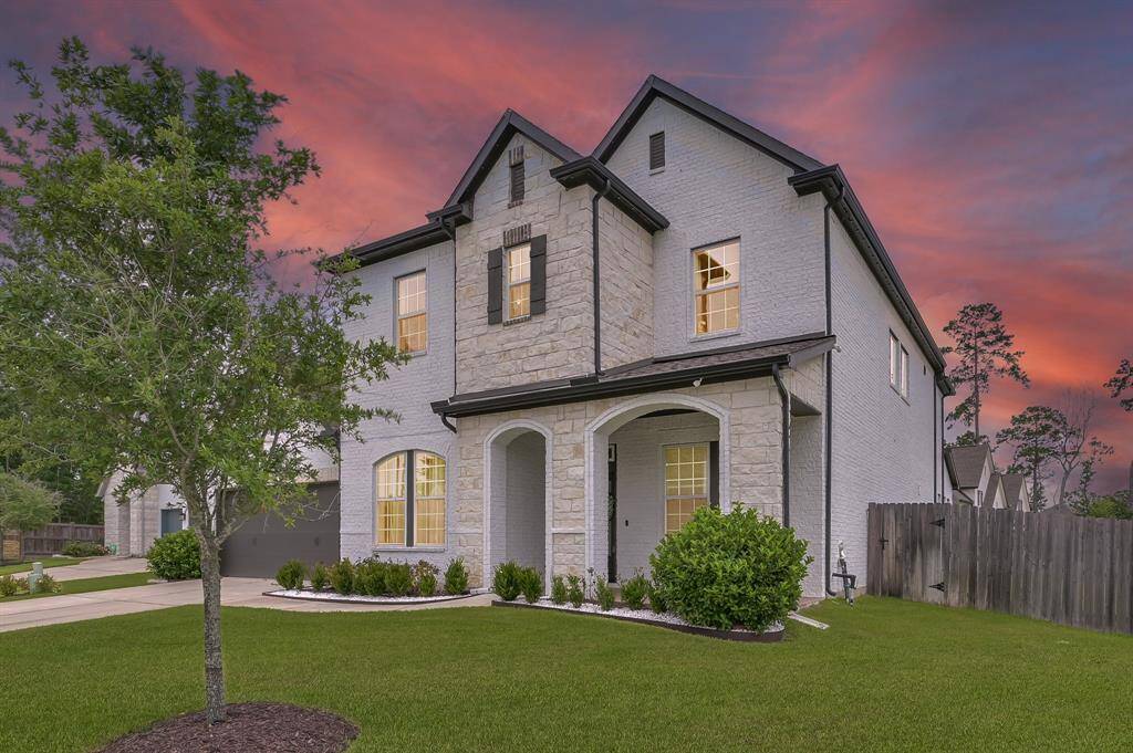 Stunning house with a beautifull curb appeal on a Quiet cul-de-sac.