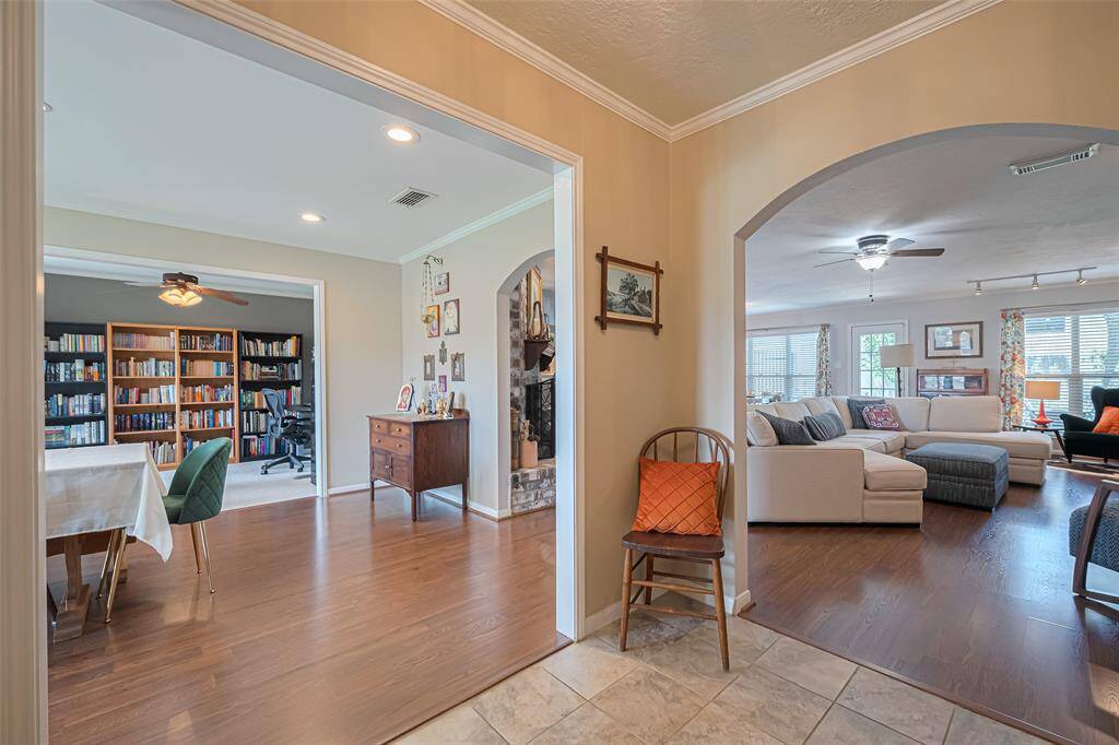 This layout is very functional and features arched walkways, crown molding and views to the back of the home. With modern can lighting and ceiling fans to complete the look