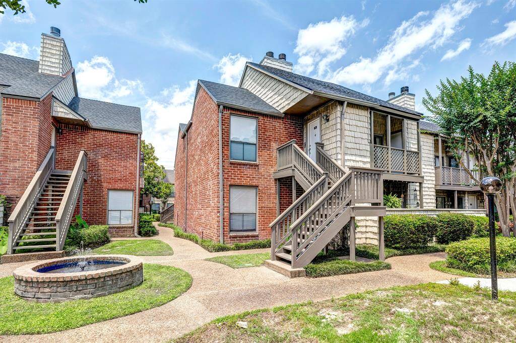 Welcome to 2829 Timmons #194 — a quiet, spacious 2nd floor 2bed/2 bath corner unit in Park St. John. Overlooking a peaceful fountain, this well-appointed condo offers comfort, privacy, and a great inner loop location.