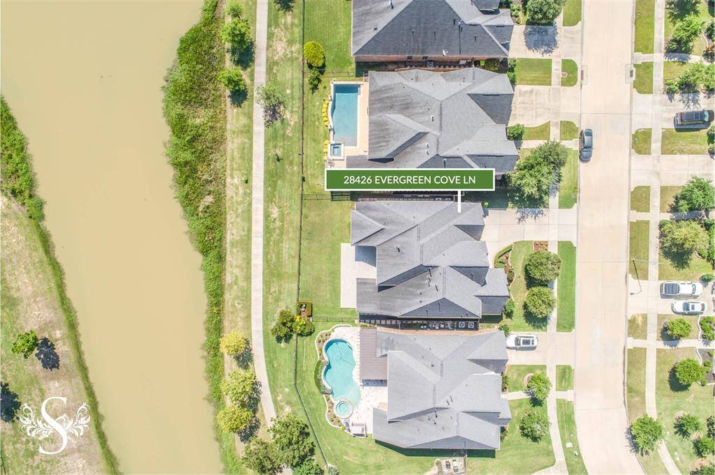 Aerial view of 28426 Evergreen Cove Lane, a waterfront Perry Home perfectly positioned in the heart of Cross Creek Ranch. This oversized lot showcases the expansive backyard with room to create your dream outdoor retreat.