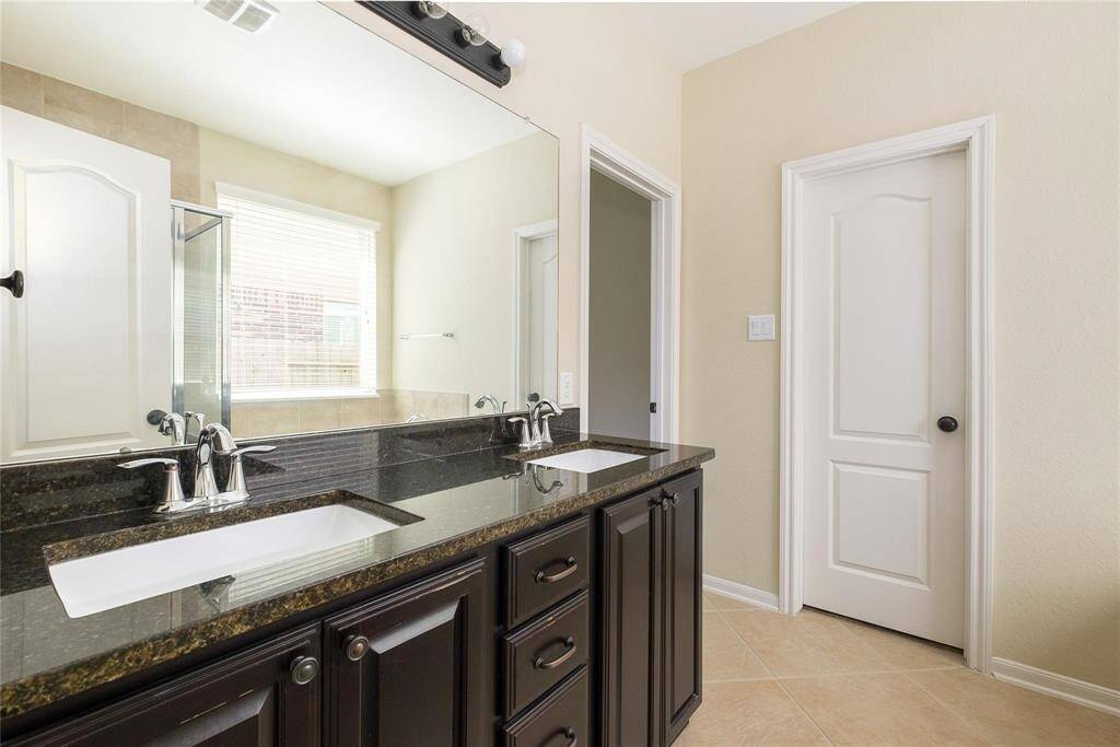 Primary en suite bathroom