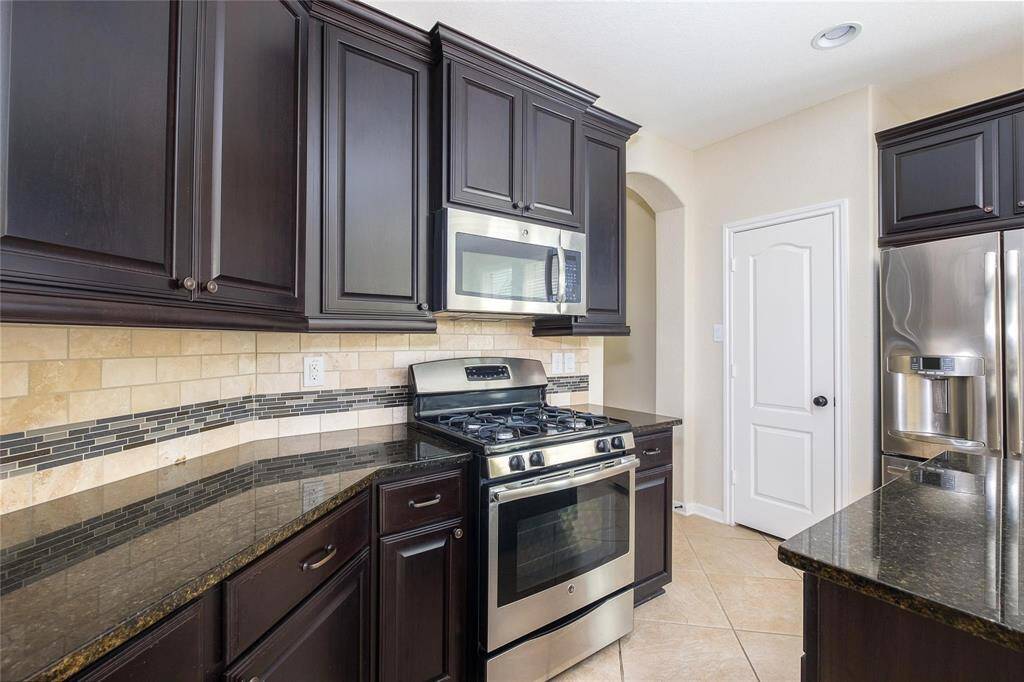 Lovely sized Kitchen with island, gas oven and range