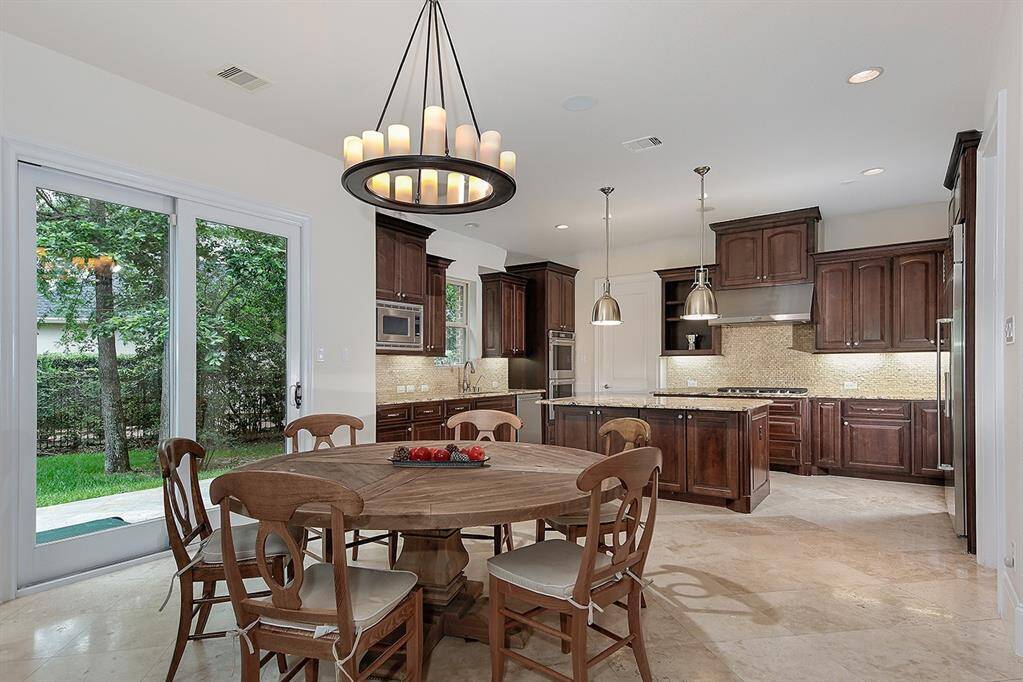 Glass slider off the breakfast room gives access to the private side patio