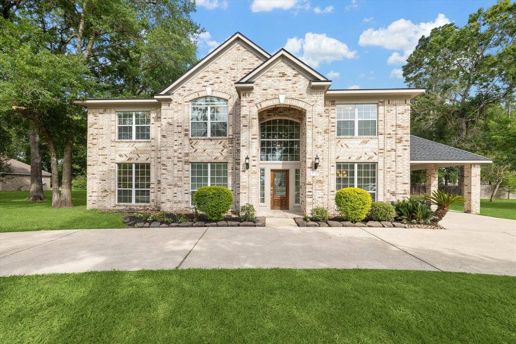 You will love this home with a circle drive, porte co·chère, inviting porch, set amidst a spacious, lush green lawn surrounded by mature trees, offering a serene and private atmosphere.