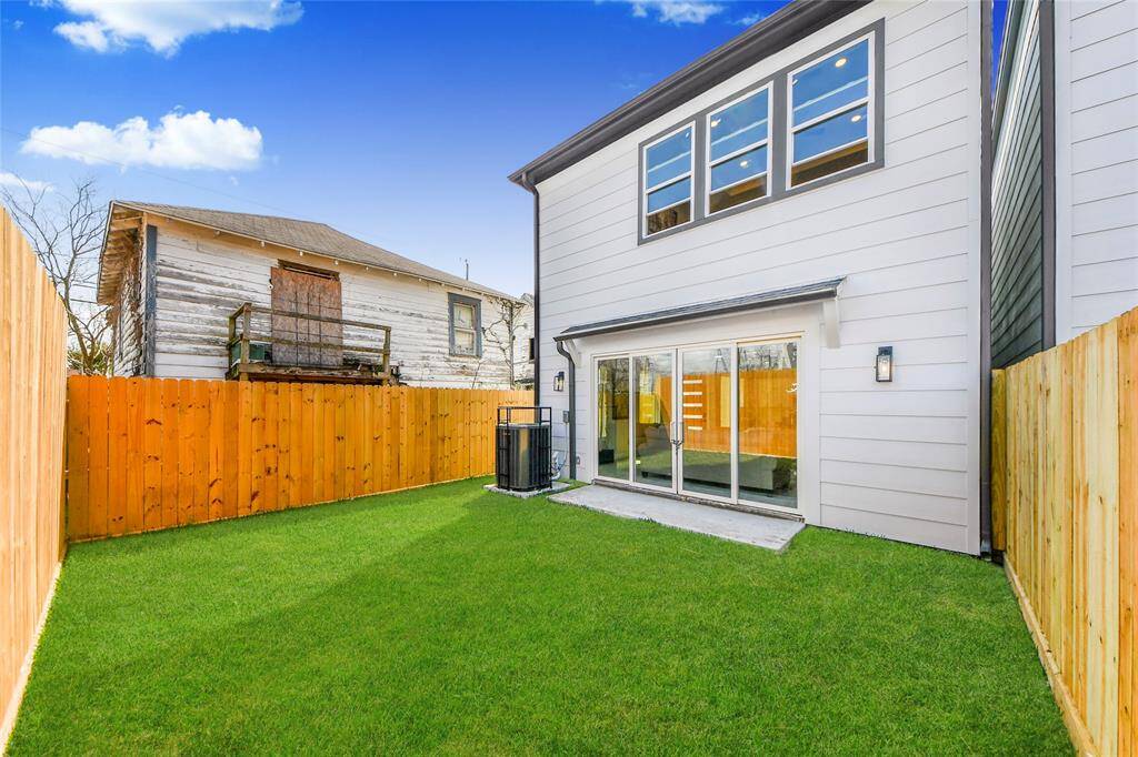 Take fresh air in the spacious Backyard
