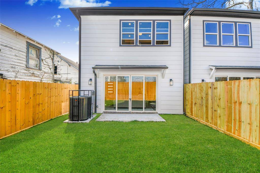 Take fresh air in the spacious Backyard