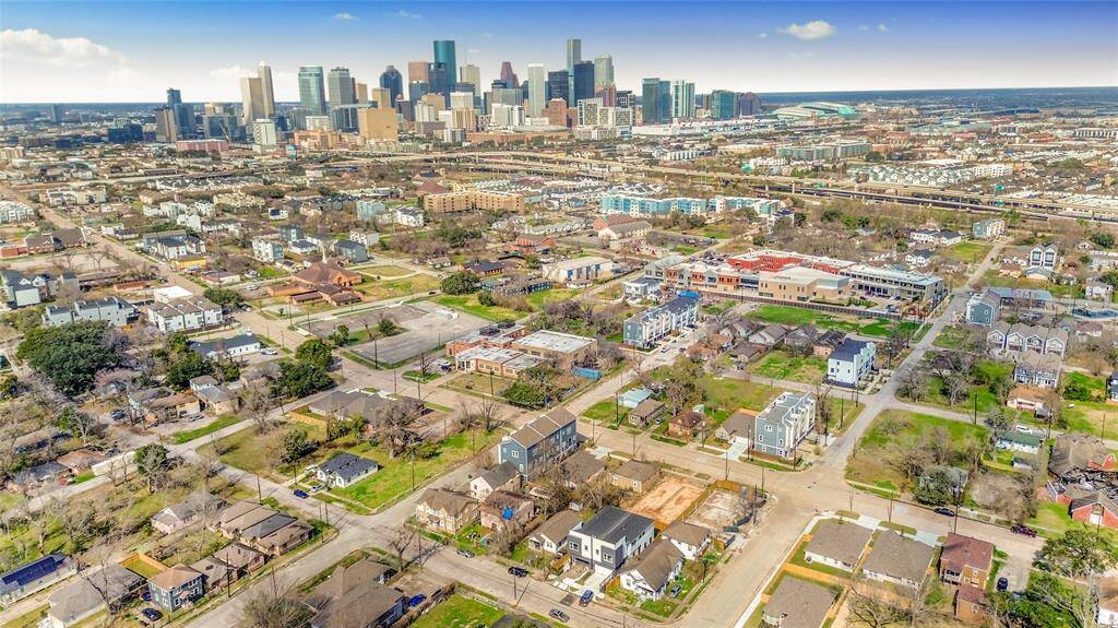 Minutes from Houston Business Center, Texas Medical Center, and University of Houston - The house is at the bottom center of this photo.