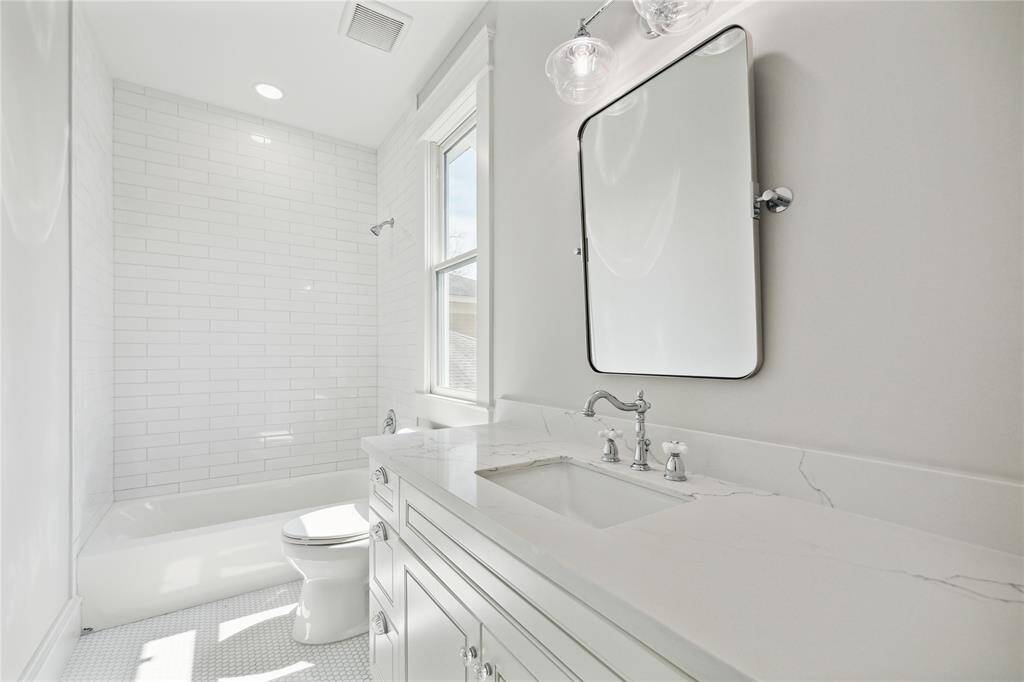 Another view of the ensuite guest bath.