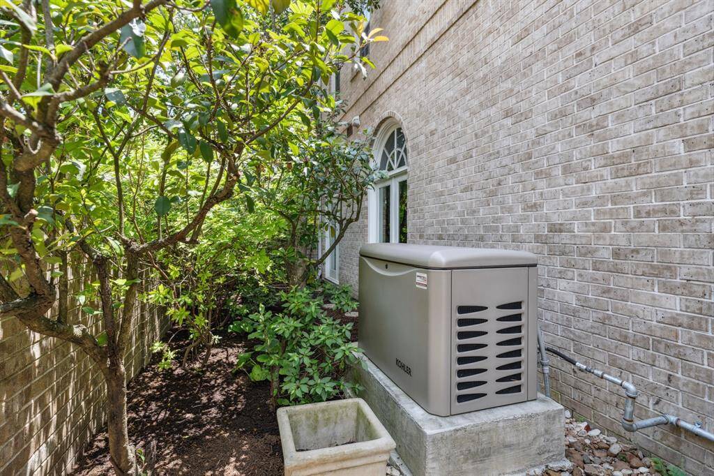 Side yard providing additional outdoor space and privacy and a FULL HOUSE GENERATOR Installed!