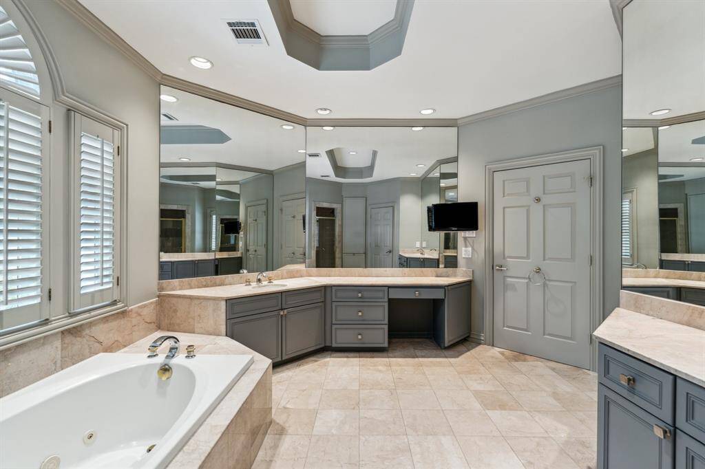 Spa vibes come standard in this bathroom—it’s got all the calm, none of the clutter.