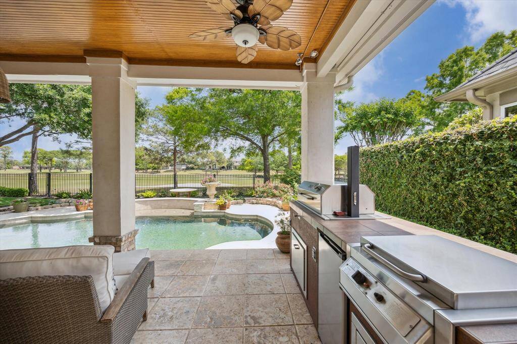 Outdoor kitchen off the breakfast room