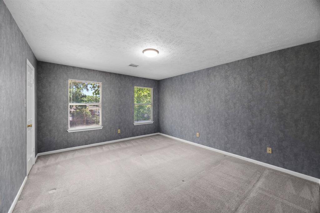 Third bedroom with new wall paper.