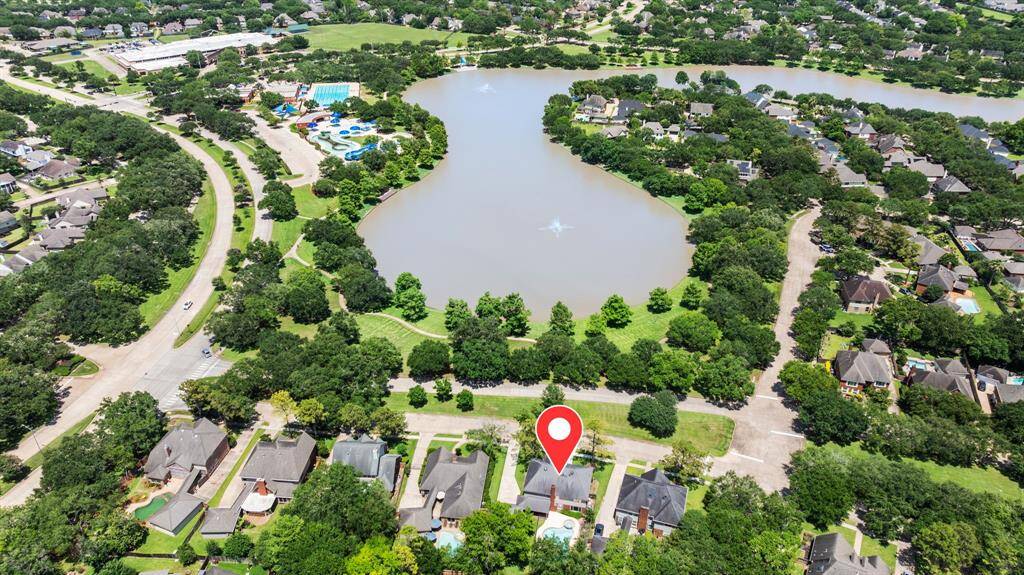 Within walking distance to the pool/water park!