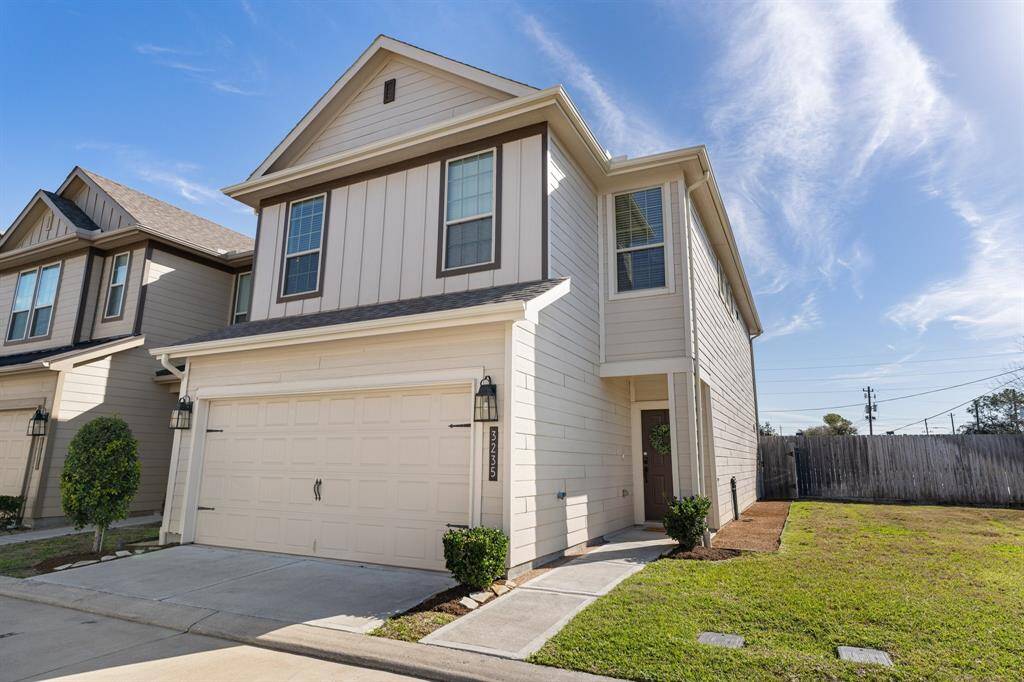 The perfect home awaits you in the highly-coveted area of West Houston. Welcome to Briarmont by Pulte Homes! This quiet, intown, gated community provides its residents access to all of Houston’s main attractions like The Galleria, Uptown Park Houston, Memorial City, and more. This home is one of the few in the neighborhood that is positioned next to one of the large greenbelts. Perfect for a four-legged friend!