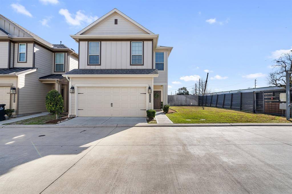 Conveniently located just 5 miles from the Energy Corridor and Greenway Plaza. Briarmont provides an ideal location for you to take advantage of everything "city life" has to offer. This quiet, gated, in-town community provides its residents access to all of Houston's main attractions like the Galleria, Uptown Park, Memorial City, and more. Relax by the resort-style community pool beneath the shade of a palm tree, or make use of the grill in the outdoor kitchen area.