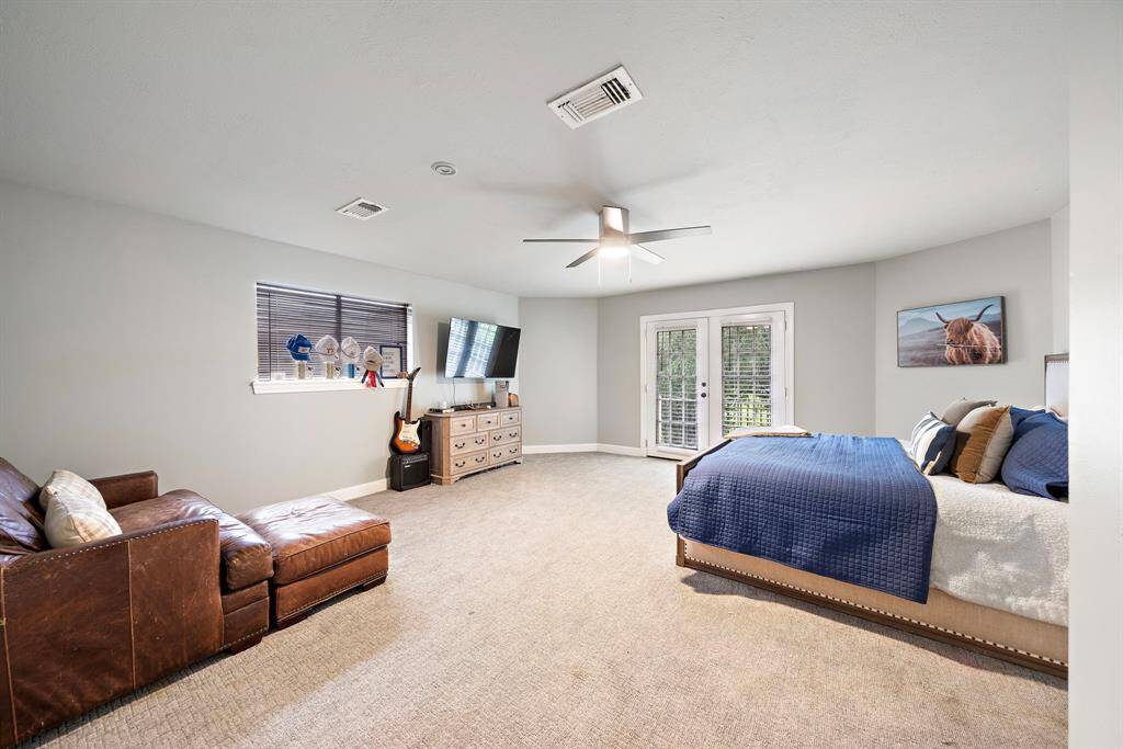 Upstairs large secondary bedroom with private access to the balcony.