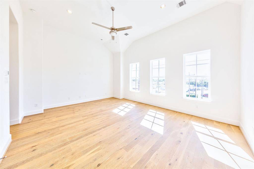 stunning 9-11 ft vaulted ceilings in very spacious primary bedroom