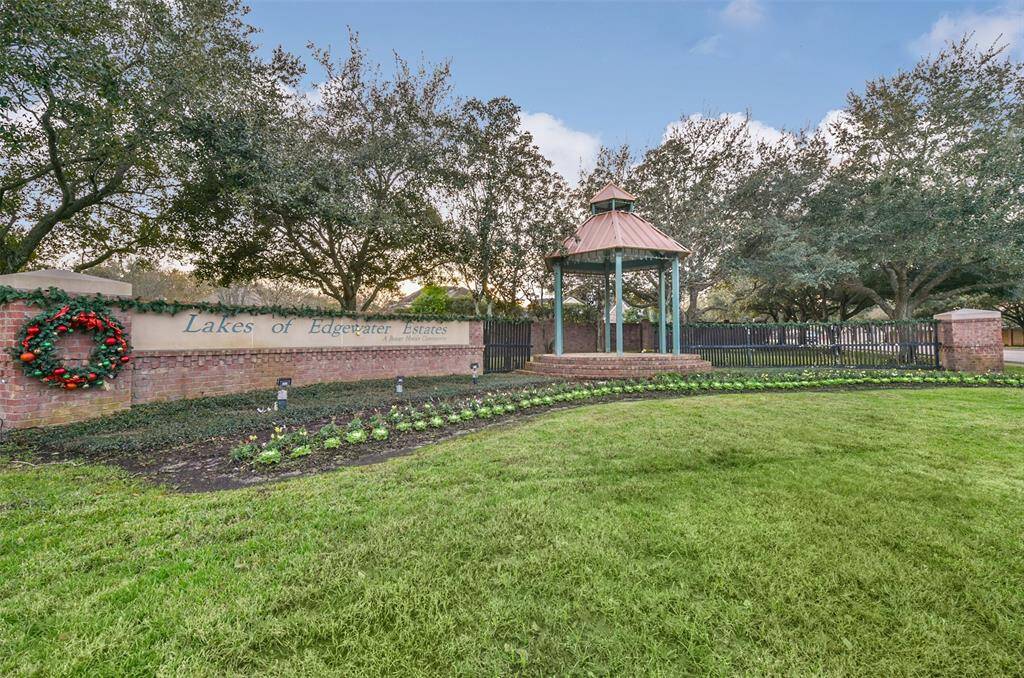 Neighborhood entrance