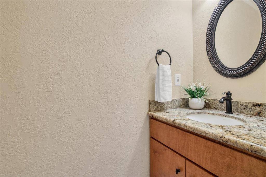 It's easy to see in this pic along with the covered patio off the kitchen.