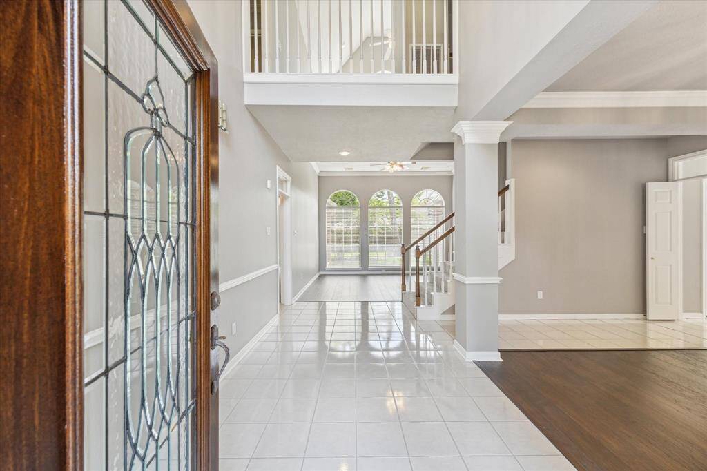 Beautiful 2 story entrance.  Look how open and inviting
