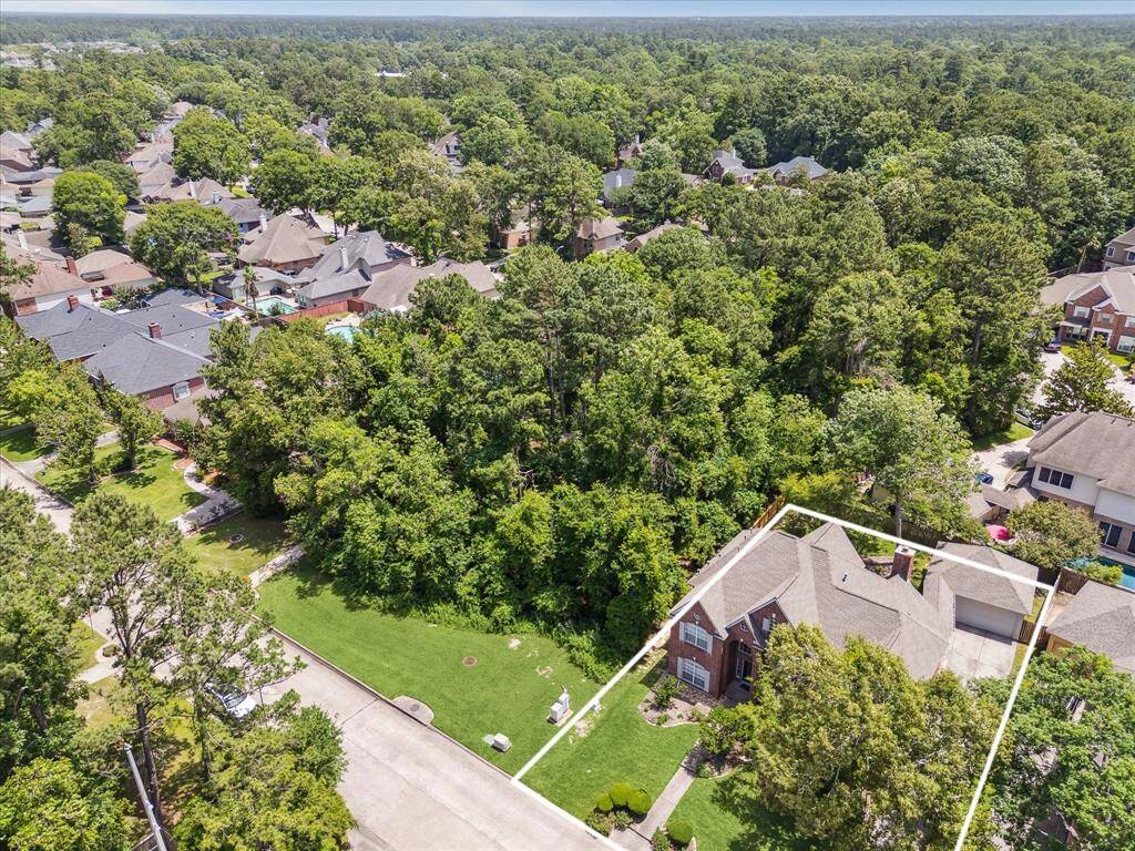 Look at the privacy that you get with this homes.  The greenbelt is just beside the home surrounded by beautiful, lush trees.