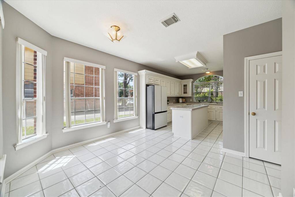 Such an open kitchen.
