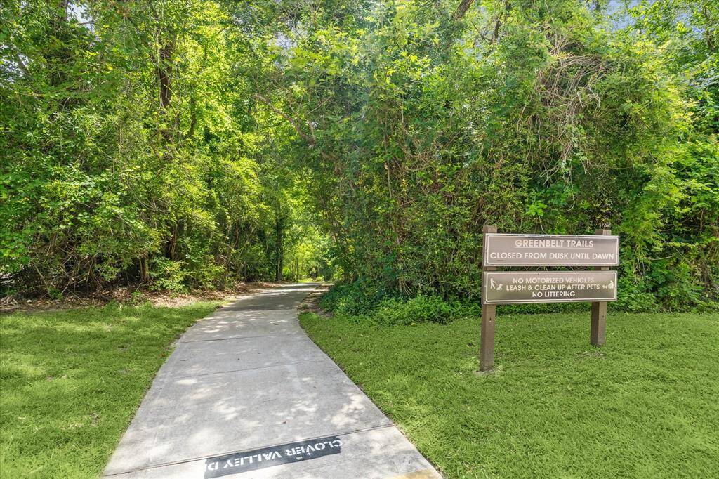Just steps away from the house, enjoy miles of greenbelt in Kingwood.