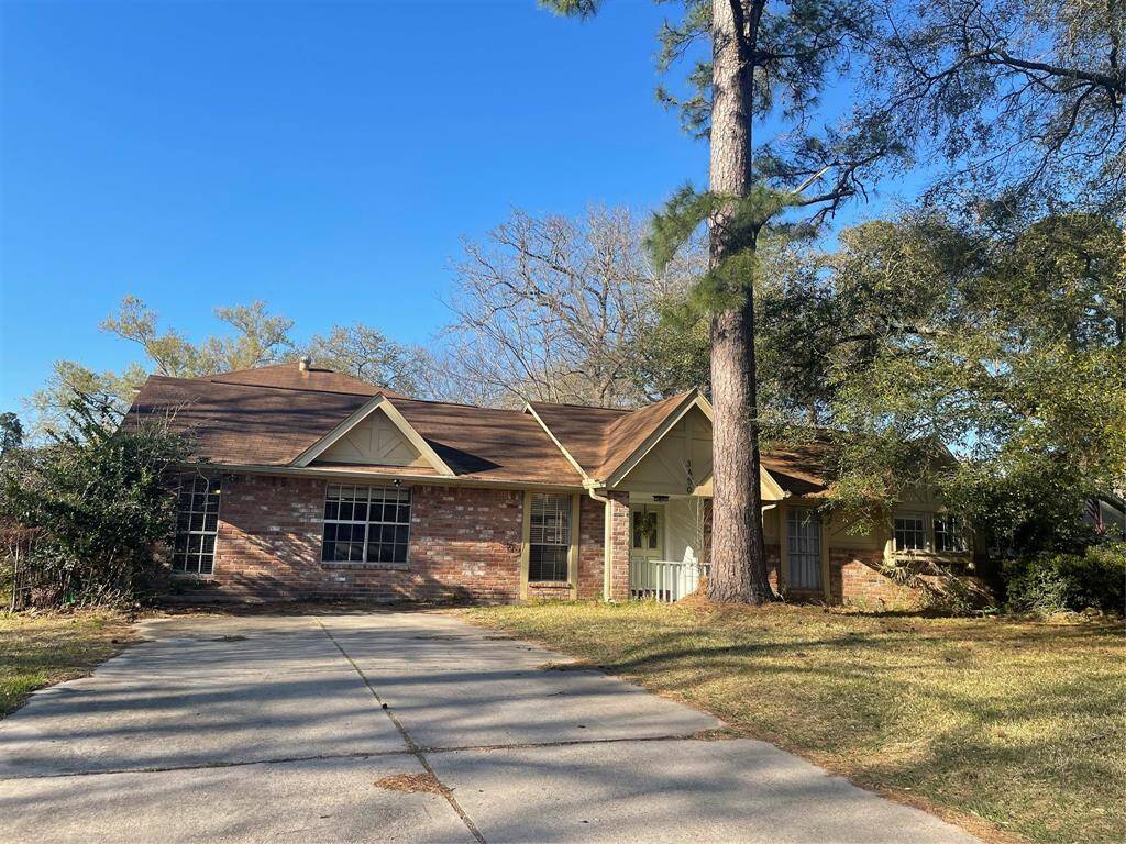 Welcome to your fantastic home near The Woodlands in Timber Ridge! Nice sized front and back yard for your friends and family.