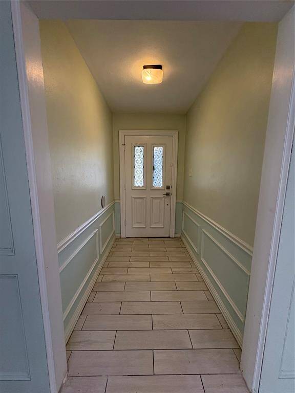 Classy entry way to the front door leading to the spacious living room/dining combo.