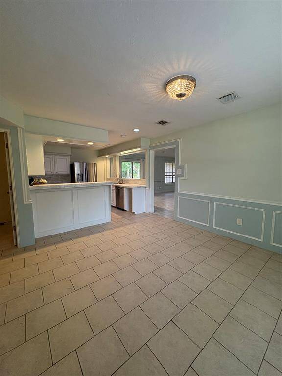 Dining/breakfast bar for all your entertaininng needs.