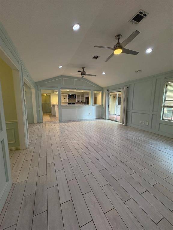 Very spacious living room combined with the great flow to the kitchen,