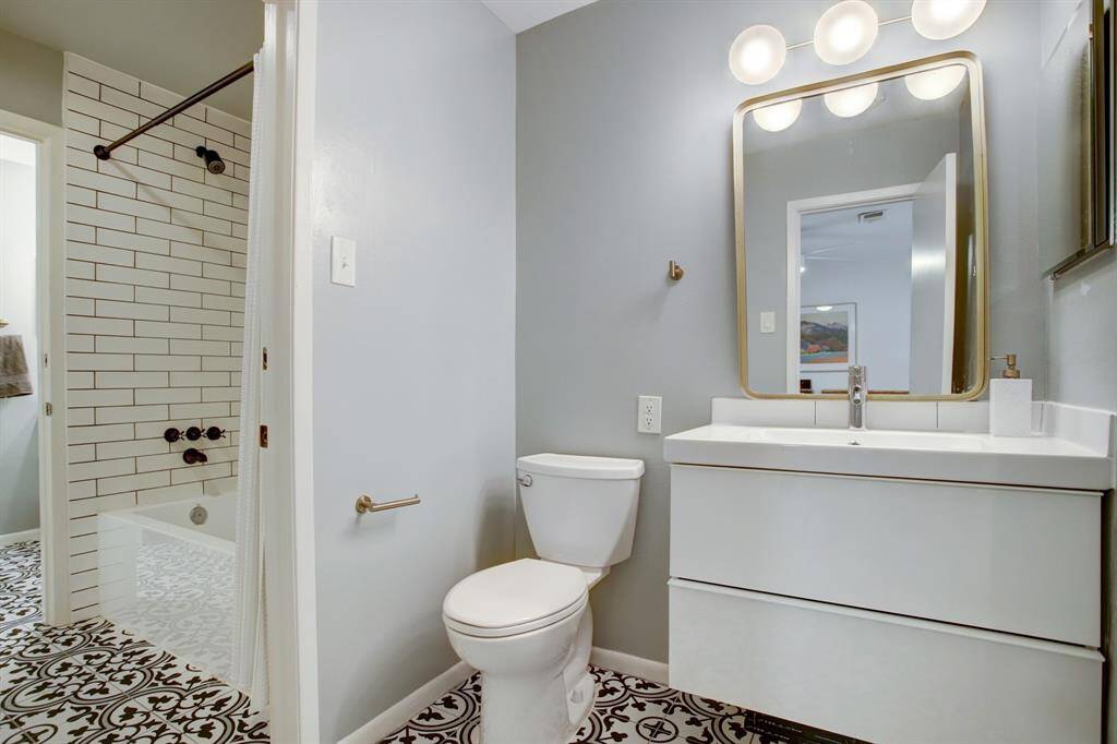 Hollywood bath with separate vanity and toilet designated to each room.