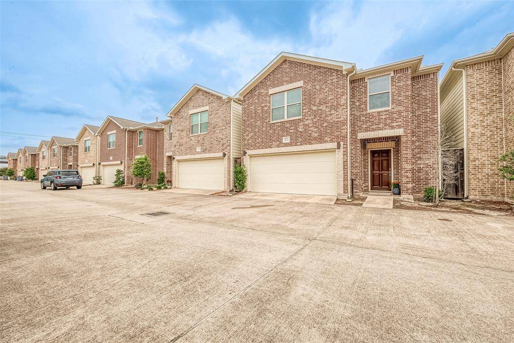 Welcome to 3722 Main Poplar Dr, Houston, TX, 77025! A 3 bedroom, 2/1 bathroom house ready to welcome you home.