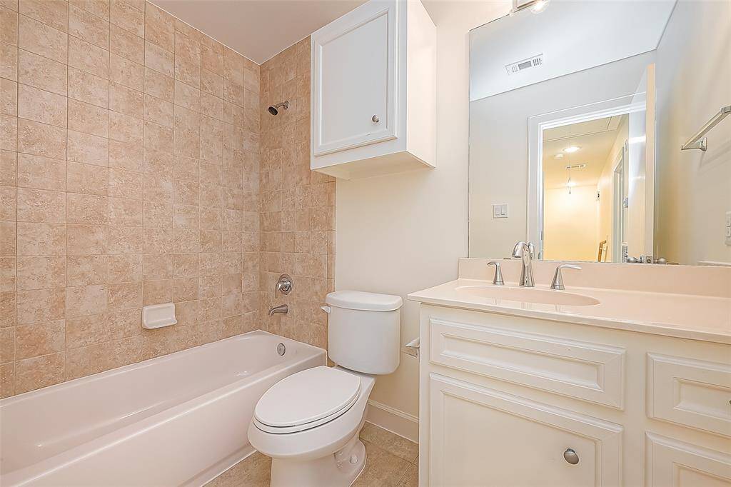 Indulge in this beautifully designed secondary bathroom that offers the perfect blend of functionality and comfort. Featuring a modern tub and shower combination, this space provides you with the best of both worlds for your daily routine.