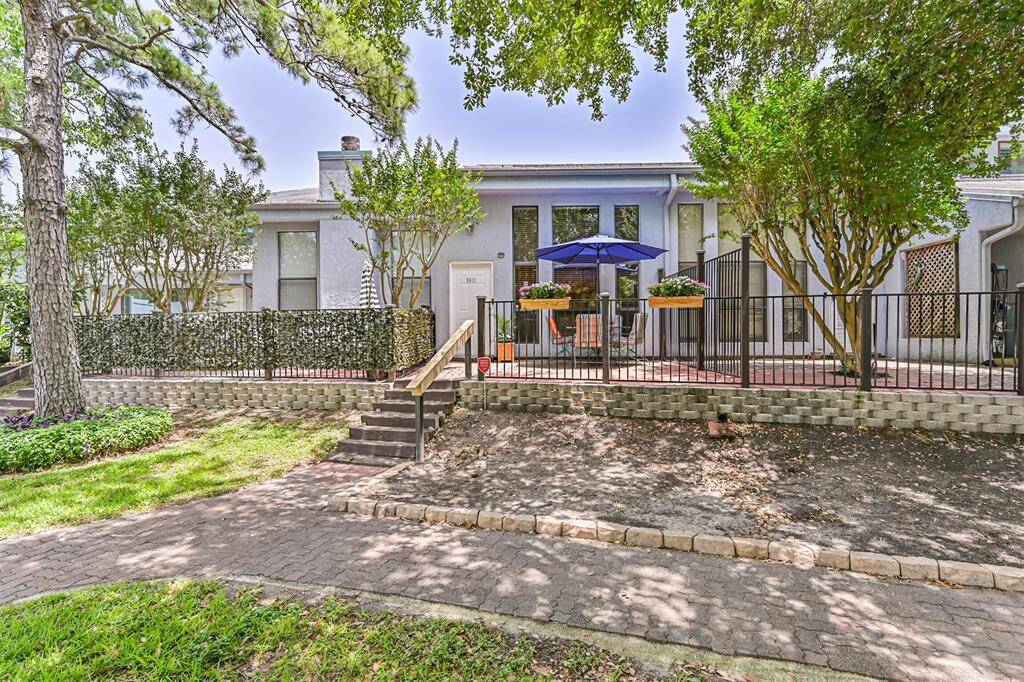 Welcome to your beautifully maintained townhome located on a quiet dead-end street, just minutes from the water, Houston Yacht Club, and Kemah.