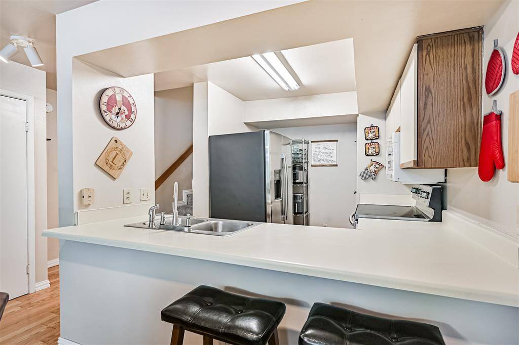 Kitchen with breakfast bar.