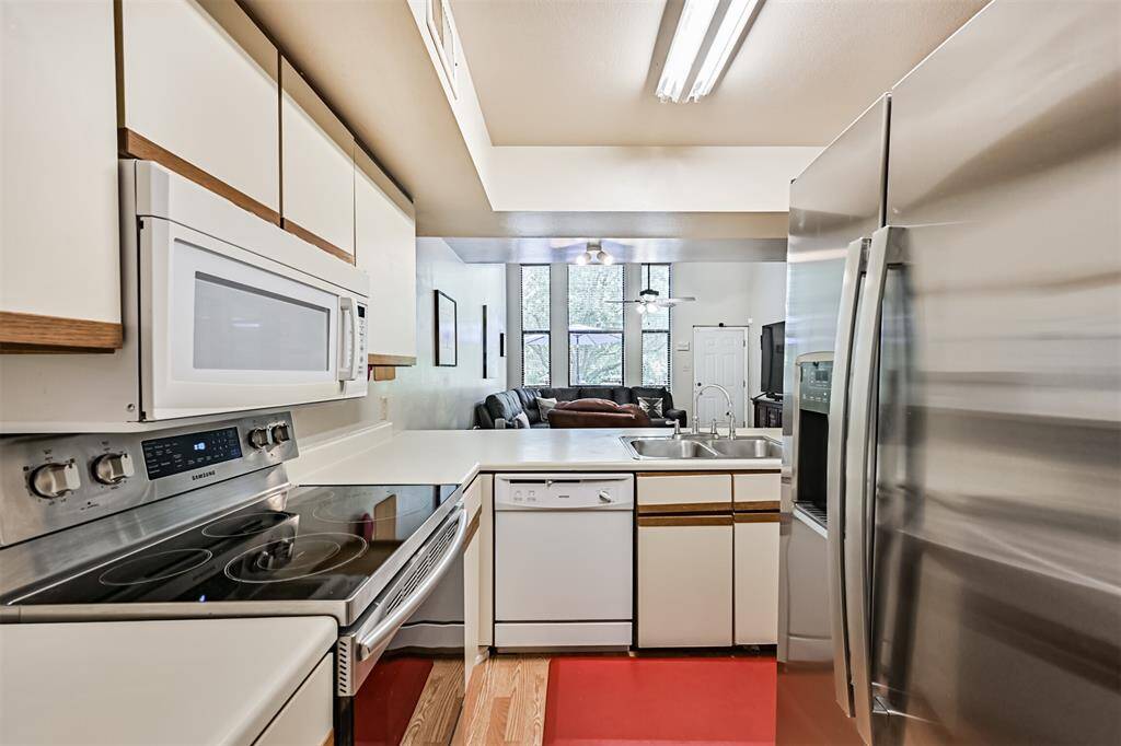 Light-filled kitchen with ample cabinet space, perfect for everyday cooking and meal prep.