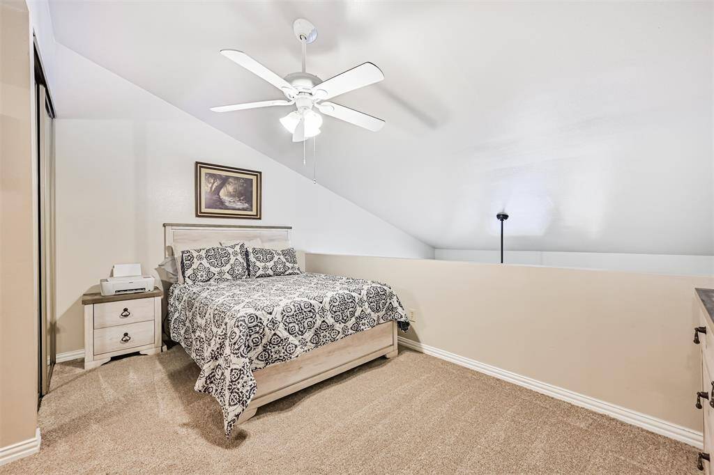 Cozy secondary bedroom, perfect for guests, a home office, or hobbies.