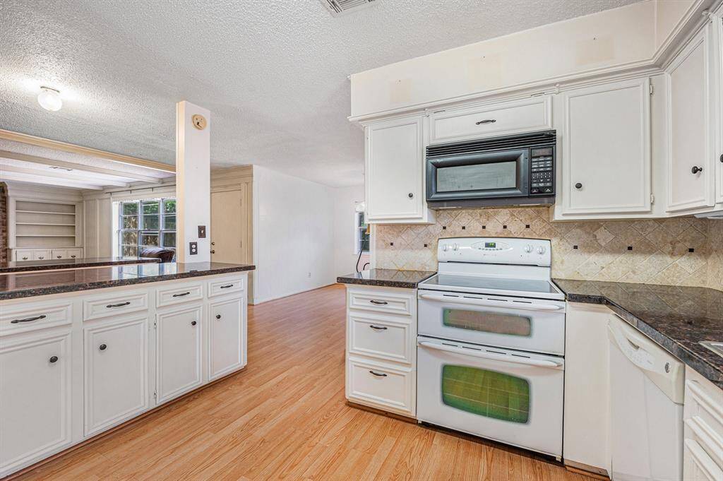 This open floorplan is perfect for entertaining!