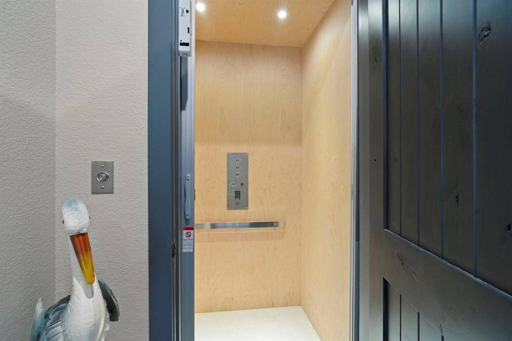 Going up? Elevator with access to all floors. Makes coming and going with luggage/grocery/beach items a breeze!