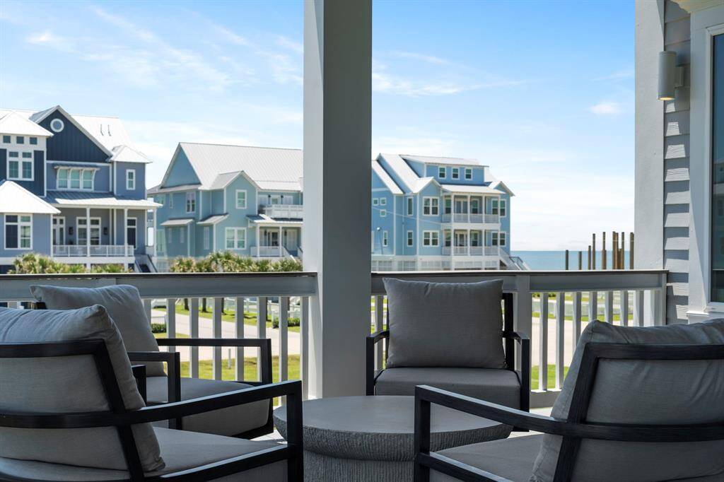 Second floor balcony views!
