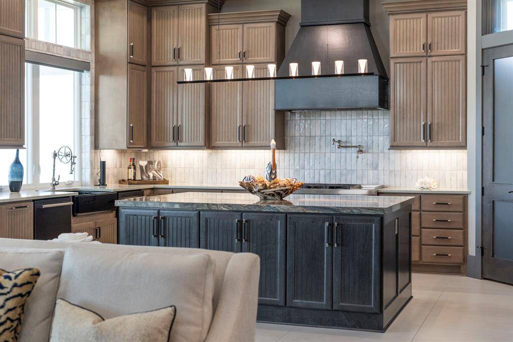 Oversized island with striking Fusion Quartzite.