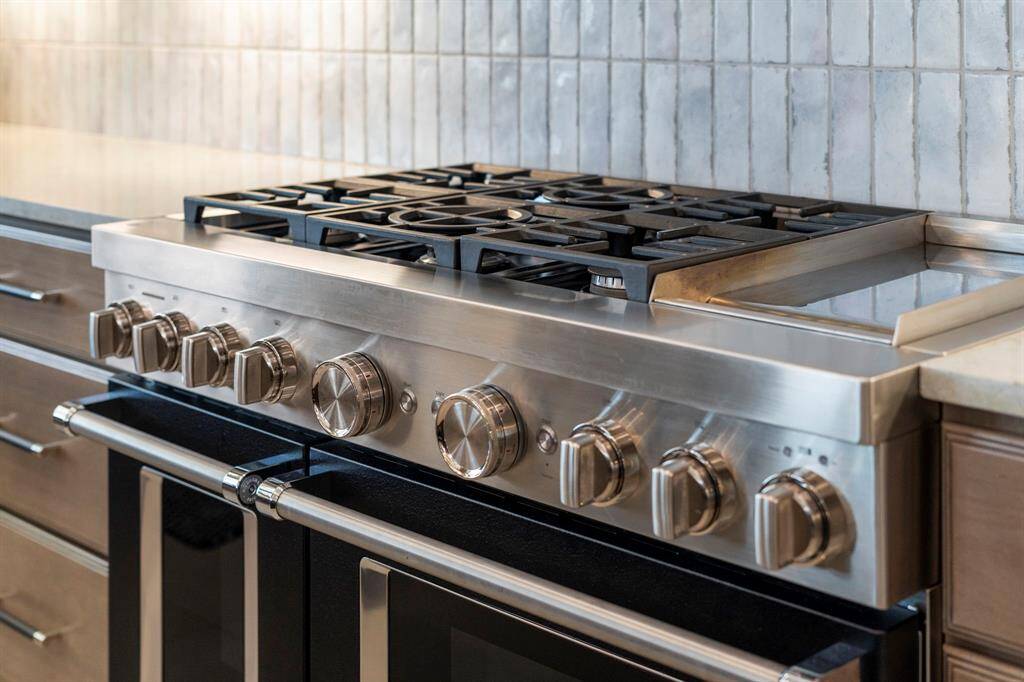Kitchen Aid range - 6 burners with griddle.