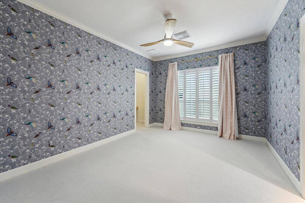 Secondary bedroom.